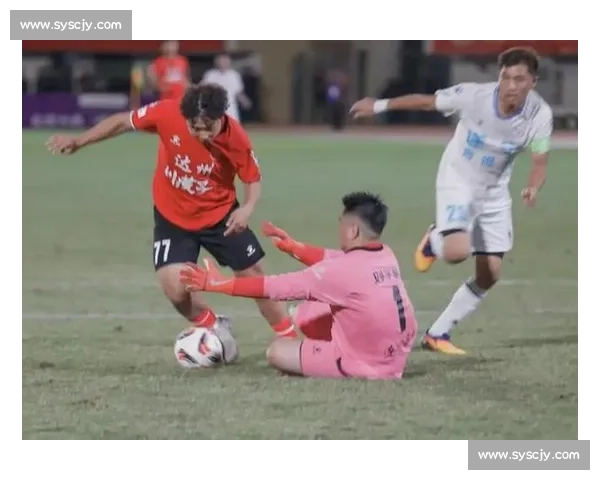 足球裁判的职责与挑战:从判罚决定到比赛公正的守护者 足球裁判的职责与挑战:从判罚决定到比赛公正的守护者